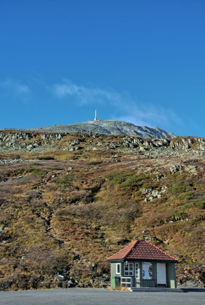 Gaustatoppen widoczny z parkingu przy kolejce Gaustabanen